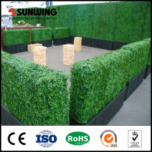 Customized artificial hedge privacy screens with planter